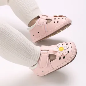 Detailansicht süßer rosa Babysandalen mit Blumendekor und atmungsaktivem Hohldesign.