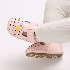 Nahaufnahme rosa Babysandalen mit Gänseblümchen-Deko und atmungsaktivem Lochmuster.
