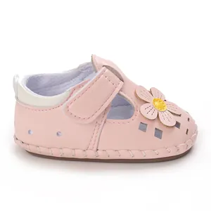 Seitenansicht einer rosa Babysandale mit Blumenverzierung und atmungsaktivem Design