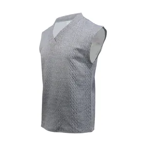 Détail du débardeur en maille gris à col en V avec motif torsadé texturé.