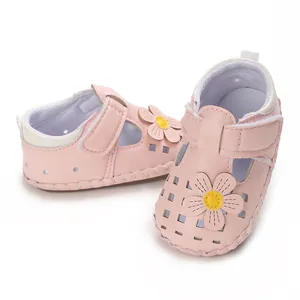 Nahaufnahme rosa Babysandalen mit niedlichem Blumendekor und atmungsaktivem Hohldesign.