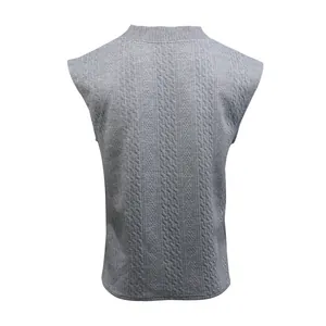 Vue arrière d'un gilet tricoté sans manches gris avec motifs torsadés verticaux