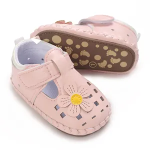 Detailansicht rosa Baby-Sandalen mit Blumendekor, atmungsaktives Design und rutschfeste Sohle