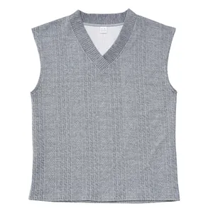 Détail de la veste en maille jacquard grise à col en V pour hommes avec motif de câble