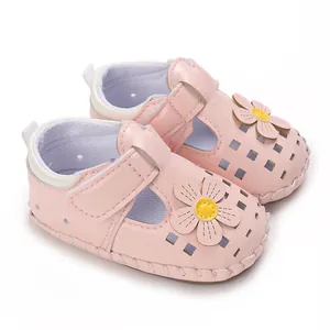 Nahaufnahme von rosa Babysandalen mit niedlicher Gänseblümchen-Deko und Lochmuster