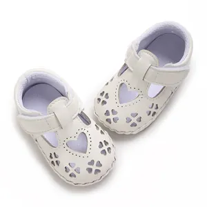 Detail van witte PU-lederen baby sandalen met hartvormig uitgesneden ontwerp en zool