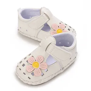 Nahaufnahme weißer Babysandalen mit rosa Blume und atmungsaktivem Hohldesign-Details