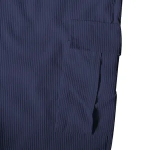 Dettaglio ravvicinato di pantaloni cargo in velluto a coste blu navy con tasca a soffietto.