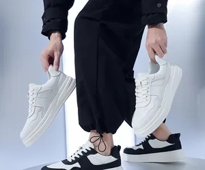 Detailweergave van dikke leren herensneakers in wit en zwart met ademend ontwerp.