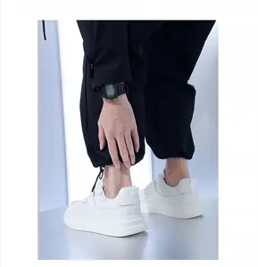 Detailweergave van witte platform sneakers voor heren van leer met een dikke zool.