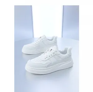 Gedetailleerd zijprofiel van stijlvolle witte herensneakers met dikke zolen in de studio