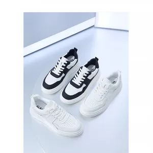 Detailweergave van trendy herensneakers van rundleer in wit en kleurblokken-stijl.