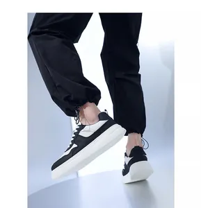 Gedetailleerde weergave van de zwart-witte leren heren sneakers met dikke zool en jogger