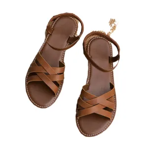 Lässige braune flache Sandalen mit Kreuzriemen und Gummizug für den Sommer am Strand