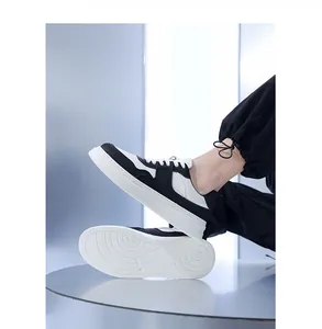 Detailweergave van leren herensneakers met dikke zool en antislip profiel aan de onderkant.