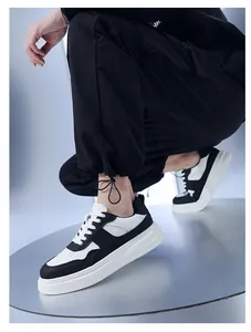 Detailweergave van herensneakers van rundleer met dikke zool en kleurvlakken