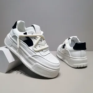 Λεπτομερής πλάγια όψη ανδρικών sneakers με πλατφόρμα σε κλασικό λευκό και μαύρο χρώμα