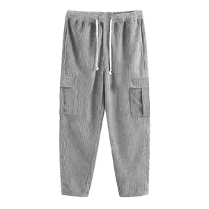 Vista frontale dettagliata dei pantaloni cargo da uomo in velluto a coste grigio con coulisse