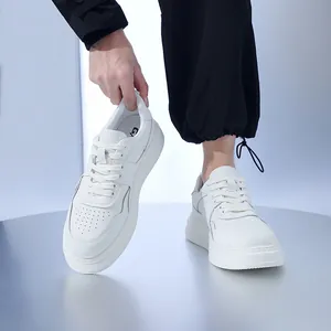 Trendy heren sneakers van wit leer met plateauzool en ademend ontwerp voor de lente