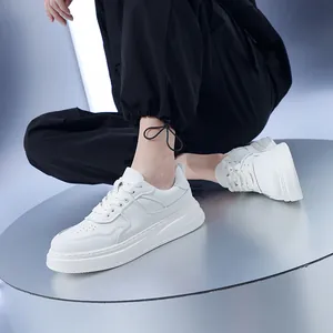 Moderne witte herensneakers van rundleer met een comfortabele dikke platformzool.