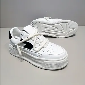 Πλαϊνή όψη και σόλα από ανδρικά λευκά sneakers με μαύρες λεπτομέρειες και πλατφόρμα.