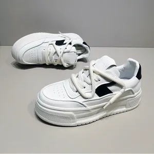 Πλαϊνή όψη από λευκά και μαύρα ανδρικά sneakers με χοντρή σόλα και σχοινένια κορδόνια