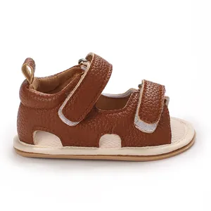 Gedetailleerd zijaanzicht van bruine babyloopschoenen van getextureerd leer met dubbel klittenband