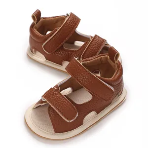 Gedetailleerde macro-weergave van bruine getextureerde leren baby-loopsandalen met zachte zolen