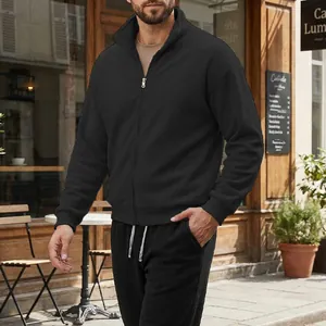 Schwarze Herren-Fleecejacke mit Reißverschluss und Stehkragen in Straßencafé-Umgebung.