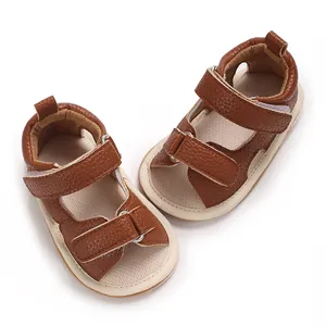 Bruine babysandalen met zachte zool en dubbele klittenbandsluiting voor peuters.