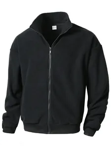 Nahaufnahme einer schwarzen Herren-Fleecejacke mit Stehkragen und durchgehendem Reißverschluss.