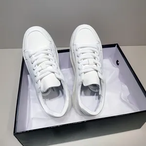 Ανδρικά λευκά chunky sneakers με πλατφόρμα σε μινιμαλιστικό μαύρο κουτί παπουτσιών