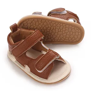 Detailweergave van bruine baby wandelsandalen met zachte zool en klittenbandsluiting