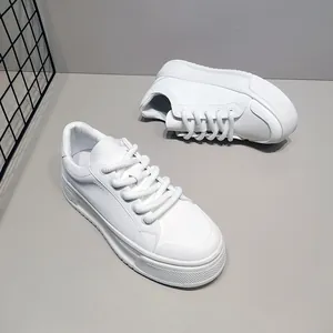 Κοντινό πλάνο λευκών ανδρικών sneakers με χοντρή σόλα πλατφόρμα και σχοινένια κορδόνια.