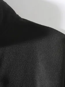 Makro-Detailaufnahme der weichen schwarzen Fleece-Stoffstruktur eines Herren-Winter-Sweatshirts