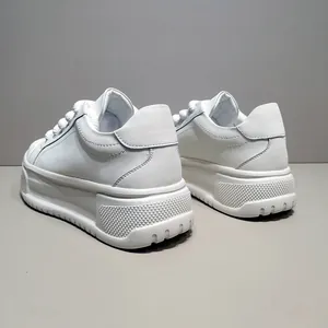 Καθαρή πίσω όψη λευκών ανδρικών sneakers με πλατφόρμα και αντιολισθητική χοντρή σόλα