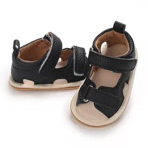 Gedetailleerde weergave van zachte baby loopschoentjes met dubbele klittenbandsluiting