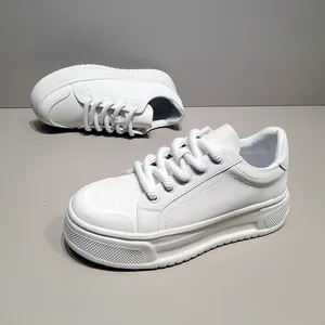 Λεπτομερής όψη των λευκών ανδρικών sneakers με χοντρή σόλα και κορδόνια σχοινί