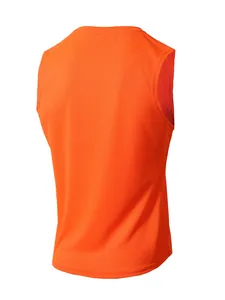 Vista posteriore dettagliata della canotta sportiva da uomo in mesh arancione traspirante