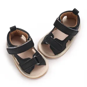 Detail van zwarte babysandalen met zachte zool en dubbele klittenbandsluiting.