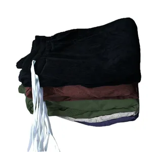 Pila di pantaloni da uomo in velluto a coste in vari colori con coulisse bianca
