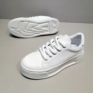 Κοντινό πλάνο λευκών sneakers με πλατφόρμα, χοντρά κορδόνια και ανάγλυφη σόλα