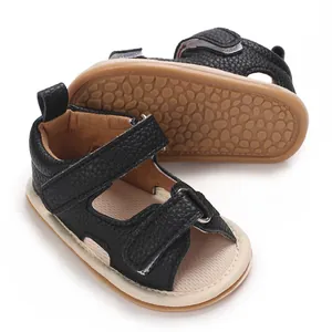 Gedetailleerde weergave van zwarte baby wandelsandalen met zachte antislipzool