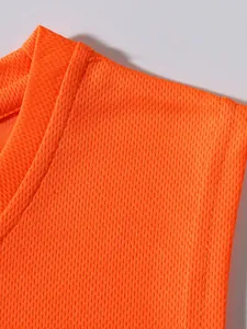 Dettaglio ravvicinato del tessuto mesh arancione traspirante su canotta sportiva da uomo