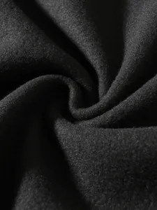 Detailaufnahme von hochwertigem, schwarzem Polarfleece-Stoff für Herren-Freizeit-Sweatshirts