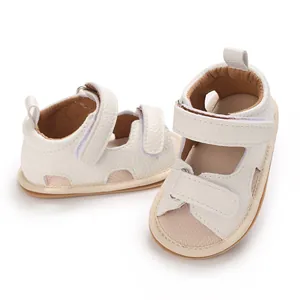 Witte baby wandelsandalen van kunstleer met zachte zool en dubbele klittenbandsluiting.