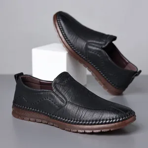 Mocassins décontractés en cuir noir pour hommes avec semelle en caoutchouc marron et coutures
