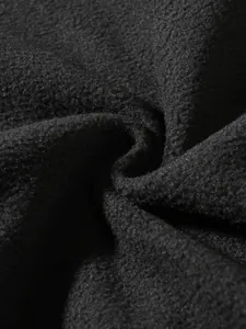 Nahaufnahme der weichen schwarzen Polarfleece-Stofftextur mit detaillierten Mikrofasern