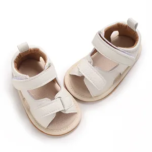 Gedetailleerde weergave van witte baby loopsandalen met veilige dubbele klittenbandsluiting