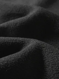 Makroaufnahme von schwarzem Polarfleece-Gewebe, weiche und dichte Textur für Wärme.